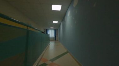 Okul binasında koridorlar ve basamaklar boyunca hareket