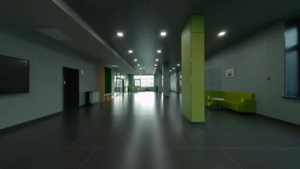 Hallways com móveis e crianças em idade escolar júnior na escola — Vídeo de Stock