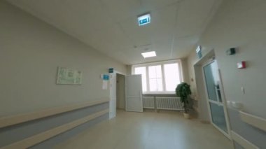 Koridor boyunca boş koğuş ve klinikte kanepe
