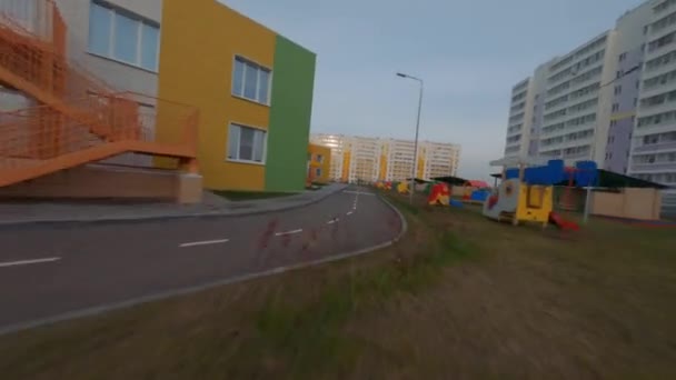 किंडरगार्डन इमारतीजवळ मुलांसाठी चिन्हांकित रस्ता — स्टॉक व्हिडिओ