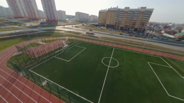 Voetbalveld basketbalveld hardloopbanen in het stadion — Stockvideo