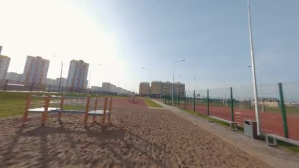 Tomt lekplats med labyrinter och träningsbarer på stadion — Stockvideo