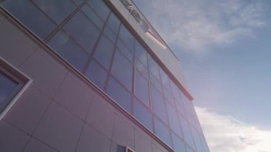 Alışveriş merkezinin etrafında cam cepheli hareketler