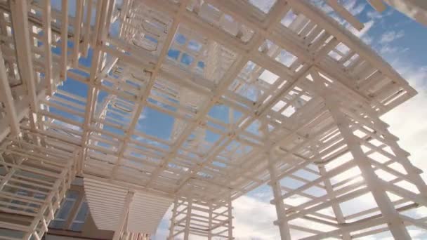 Dekorative Konstruktion von Holzbohlen im Stadtpark — Stockvideo