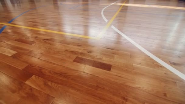 Suelo de parquet con marcas de color en gimnasio para baloncesto — Vídeos de Stock