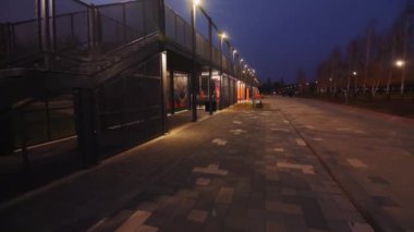 Akşam parkında aydınlatılmış köprünün altında renkli graffiti