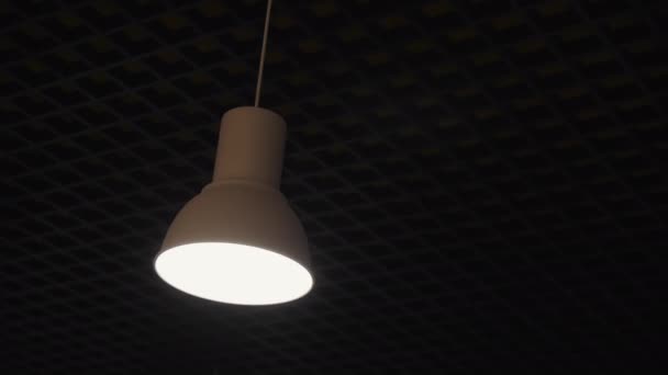 Lampada a LED con paralume bianco si illumina appesa al soffitto — Video Stock
