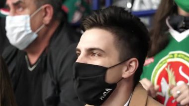 Maskeli adam kız arkadaşıyla kutlama dansı yapıyor.