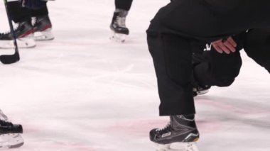 Buz arenasında başlayan maçta hakem ve hokey oyuncuları