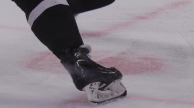 Hokey oyuncuları maçta buz pistinde puck için savaşmaya başladı.