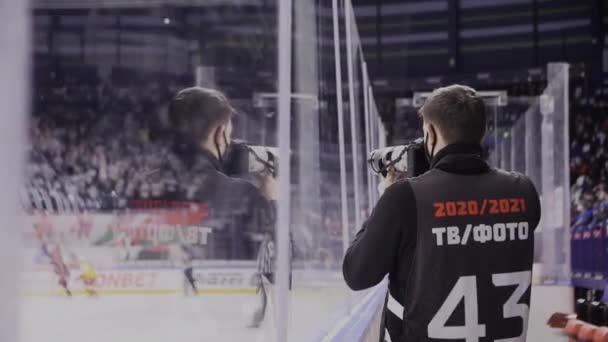 Journalist schießt auf Hockey-Spieler, die um Meisterpokal kämpfen — Stockvideo
