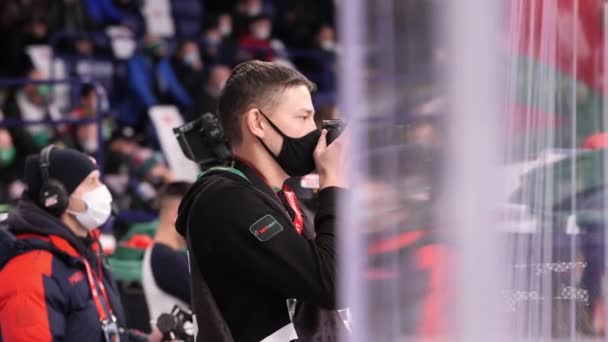 Pressefotograf fotografiert Eishockeyspieler auf dem Eis — Stockvideo