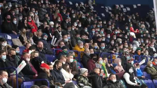 Multitud de fanáticos de los deportes con máscaras apoya equipos de hockey — Vídeo de stock