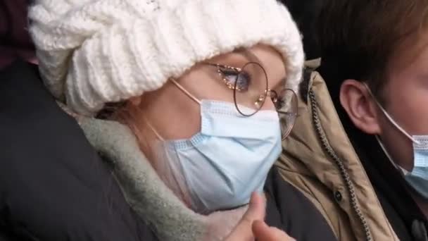 Žena s maskou v teplém pletený klobouk hodinky hokej po muži — Stock video