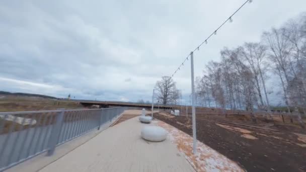 Renovarea Digului Bănci Trotuar Lemn Lângă Pod Parc Sub Nori — Videoclip de stoc