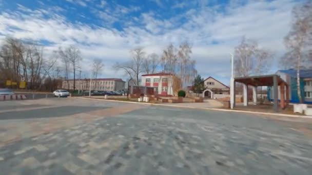 Stijlvolle Lege Houten Banken Groene Wereldbol Stadspark Het Centrum Van — Stockvideo