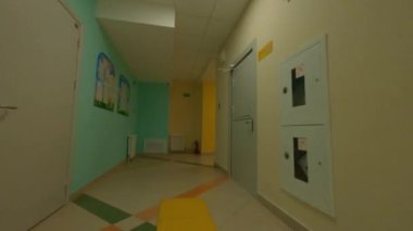 Renkli koridorlar ve yenilenmiş anaokulu binasının güvenli merdivenleri. Anaokulu çocukları ilgilenir