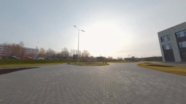 Okul bahçesinde kum oyun parkı ve gün batımında oynayan çocuklar için eğlenceli gösteriler.