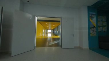 Öğrencilerin ilk bakış açısını bekleyen okul binasının iç tasarımında harmonik renk kompozisyonları