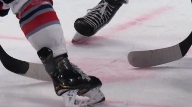 Sopalı ve patenli hokey oyuncuları lig şampiyonasında buz pateni sahasında başlamak üzere maça hazırlar.