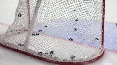 Hokey antrenmanı sırasında spor stadyumunda diskleri boş kapıya fırlatmak. Kış atletizm oyunları öğeleri