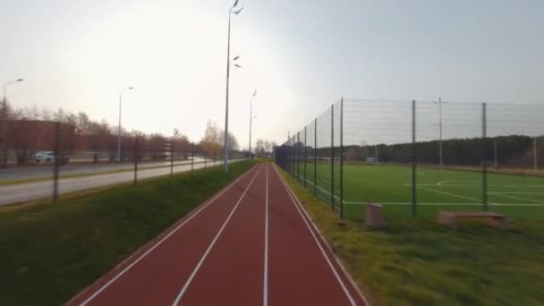 Leere Laufbahn Mit Markierungen Rund Großen Sportplatz Mit Verschiedenen Plätzen — Stockvideo