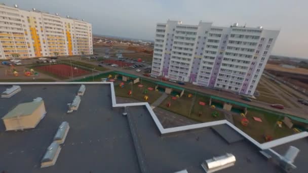 Výstavba Školy Školky Hřištěm Prostorné Ploše Nové Čtvrti Při Západu — Stock video