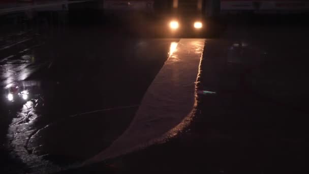 헤드라이트가 부활하는 기계가 어두운 경기장에서 열리는 경기를 준비하는 — 비디오