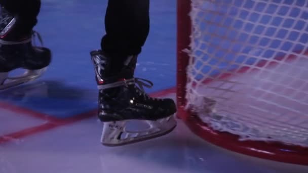 Arbeiter Schlittschuhen Installiert Hockeytor Und Bereitet Eisarena Auf Sportspiel Halbdunklen — Stockvideo