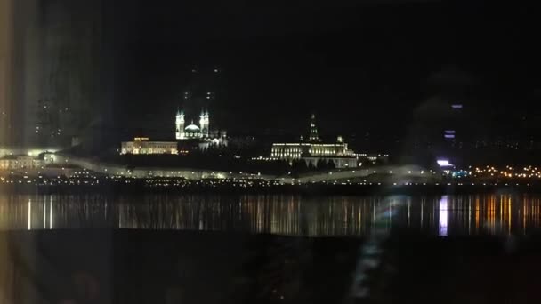 Maravilloso Paisaje Urbano Nocturno Con Edificios Iluminados Terraplén Detrás Vidrio — Vídeos de Stock