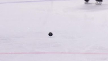 KAZAN, TATARSTAN RUSSIA - 15 Temmuz 2021: Puck buz pateni pistinde uçuyor ve kaleci 15 Temmuz 'da Kazan' da düzenlenen hokey ligi turnuvasında takım kapısını koruyor.