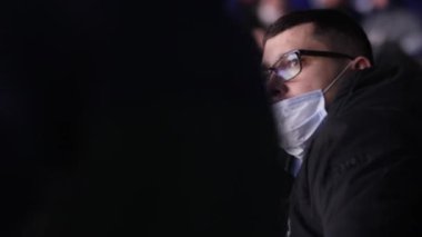 KAZAN, TATARSTAN RUSSIA - 15 Temmuz 2021: 15 Temmuz 'da Kazan' da stadyumda ağır çekimde genç bir adam ve meraklı küçük oğlu birlikte hokey maçı izlediler.