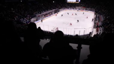 KAZAN, TATARSTAN RUSSIA - 15 Temmuz 2021: Hokey oyuncuları, 15 Temmuz 'da Kazan' da oynanan spor yavaş çekimde taraftarların desteğiyle büyük buz arenasında disk için mücadele ediyor.