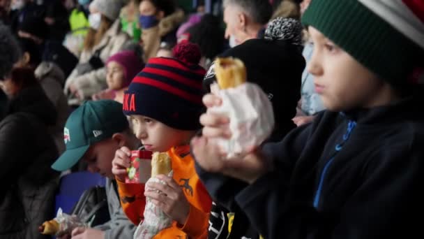 Καζαν Ταταταρσταν Ρωσια Ιουλιου 2021 Ομάδα Μικρών Αγοριών Τρώει Νόστιμα — Αρχείο Βίντεο