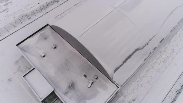 Soğuk Kış Günü Banliyöde Karla Kaplı Hangarlı Büyük Sanayi Binası — Stok video