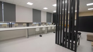 Çağdaş ofis merkezinde uzun beyaz masa ve projeksiyon ekran ile boş eşçalışma ve konferans salonu