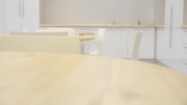 Mutfakta şirket çalışanları için hazırlanmış sandalyeli yuvarlak ahşap masalar ofis binasında yakın görüş alanında akşam yemeği.