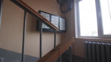 Metal posta kutuları duvarda asılı. Çağdaş apartman manzaralı merdivenlerde. Kiracılar için ekipman
