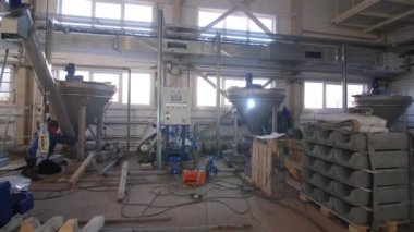 Otomatik makine araçları ile somut öğeler fabrikası ve boş geniş atölye önermesi içinde bitmiş ürünler istiflenmiş