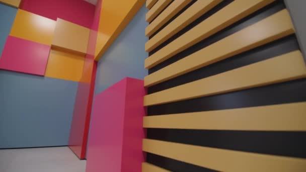 ビルの廊下の近くのビューの灰色の壁に明るい色の幾何学的要素 子供センターのインテリアデザイン — ストック動画