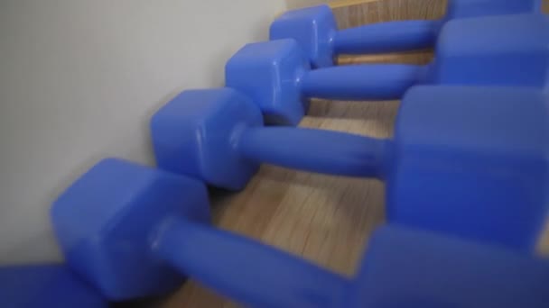 Fila Pesas Azules Suelo Madera Gimnasio Vista Cerca Extrema Inventario — Vídeos de Stock