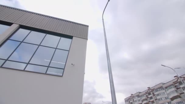 Movimento Redor Restaurado Edifício Escola Esportes Com Grandes Janelas Rua — Vídeo de Stock