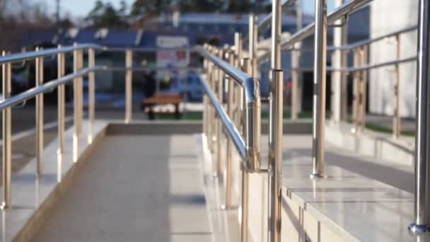 Pusta Rampa Błyszczącymi Metalowymi Balustradami Dla Osób Niepełnosprawnych Pobliżu Wejścia — Wideo stockowe