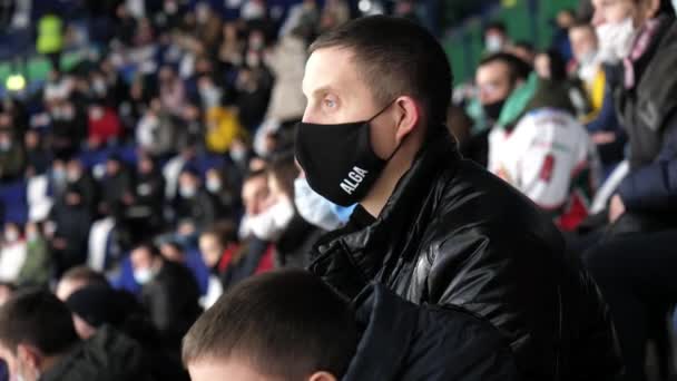 Kazan Tatarstan Russia Mei 2021 Jongeman Met Medisch Masker Met — Stockvideo