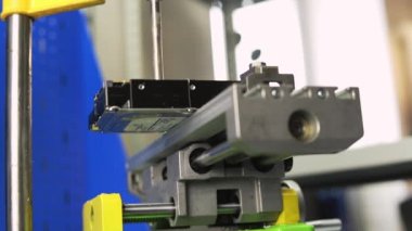 Ev atölyesinde klemplenmiş sabit disk sürücüsü için burr kullanılıyor. Veri depolama donanımı yok