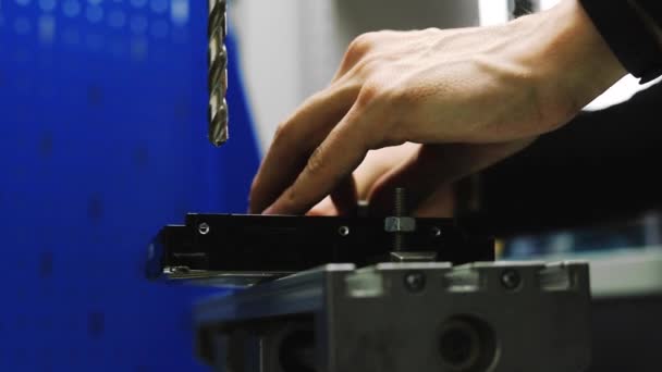 Man Kencangkan Hard Disk Drive Untuk Penjepit Dalam Workshop Close — Stok Video