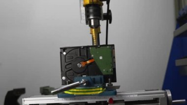 Konik sondaj kesikleri atölyedeki sabit disk sürücüyü çok yakından görüntüledi. Bilgi depolama birimini yok etmek için ekipman kullanımı