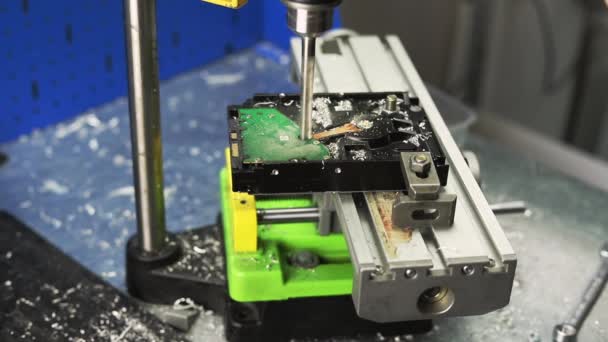 钻头切割旧的夹紧硬盘驱动器在车间的极端近距离观察 自动工具和损坏的计算机硬件 — 图库视频影像