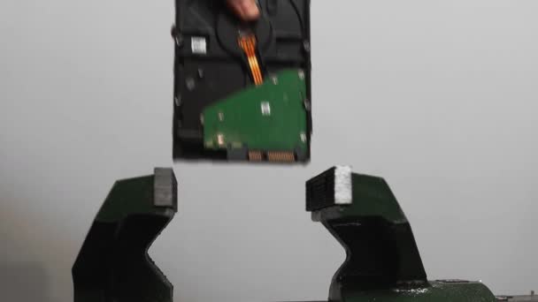 人の手は ワークショップの近くのビューでヴィンテージクランプにハードディスクドライブを置きます ツールで破壊するコンピュータ機器 — ストック動画