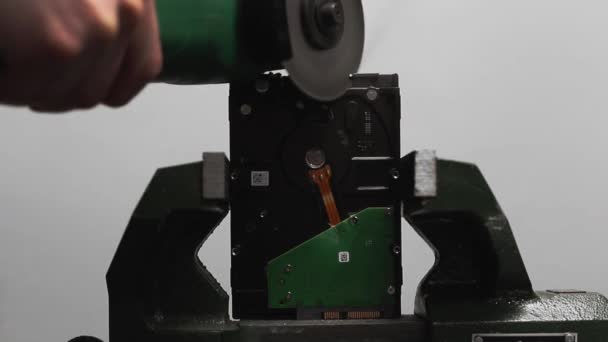 Man Memotong Tepi Hard Disk Drive Dengan Melihat Dalam Workshop — Stok Video